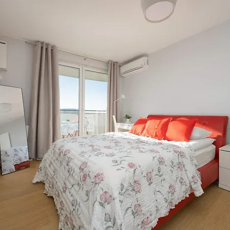 Bright With A Balcony Offering A Panoramic View Of The * 바르샤바