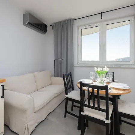 Bright With A Balcony Offering A Panoramic View Of The وارسو
