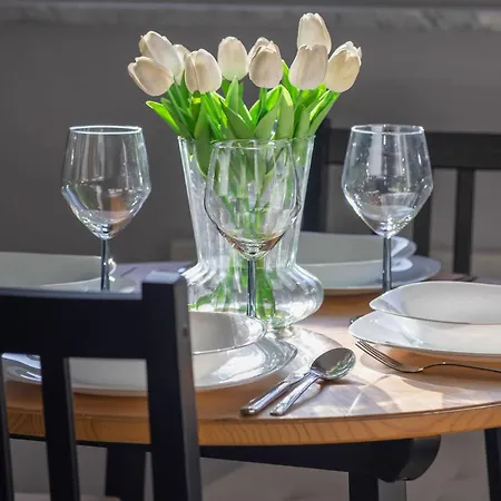아파트 Bright With A Balcony Offering A Panoramic View Of The
