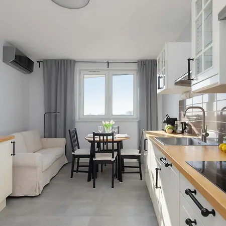 Bright With A Balcony Offering A Panoramic View Of The * 바르샤바