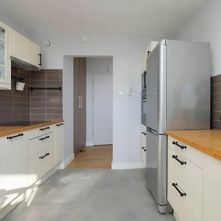Bright With A Balcony Offering A Panoramic View Of The *