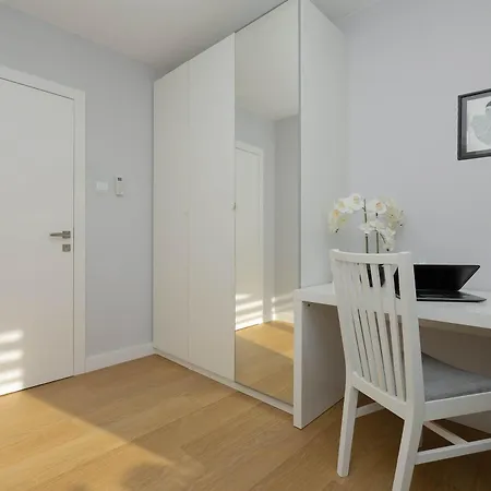 Bright With A Balcony Offering A Panoramic View Of The وارسو