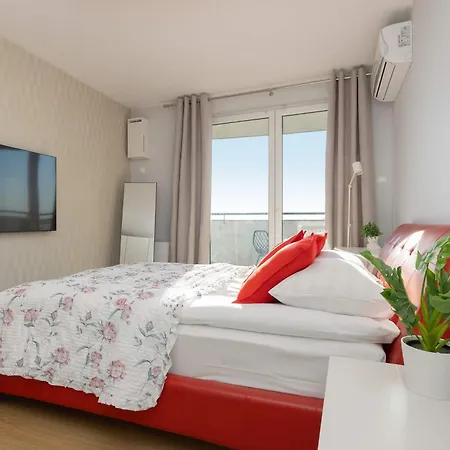 Bright With A Balcony Offering A Panoramic View Of The شقة