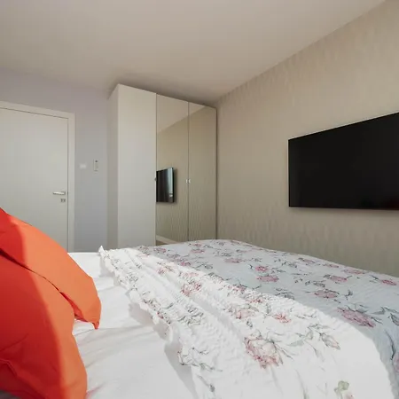 Bright With A Balcony Offering A Panoramic View Of The شقة وارسو